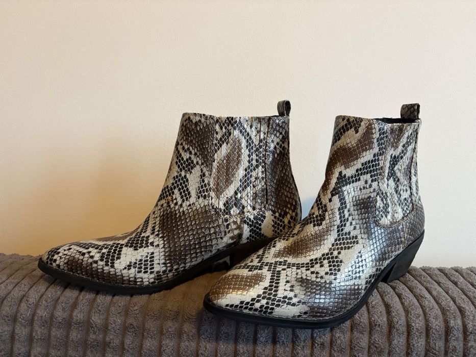 Кожени боти змийски мотив