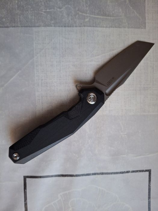 Продавам тактически сгъваем нож Kubey Carve Nest Liner Lock с черна дръжка G10