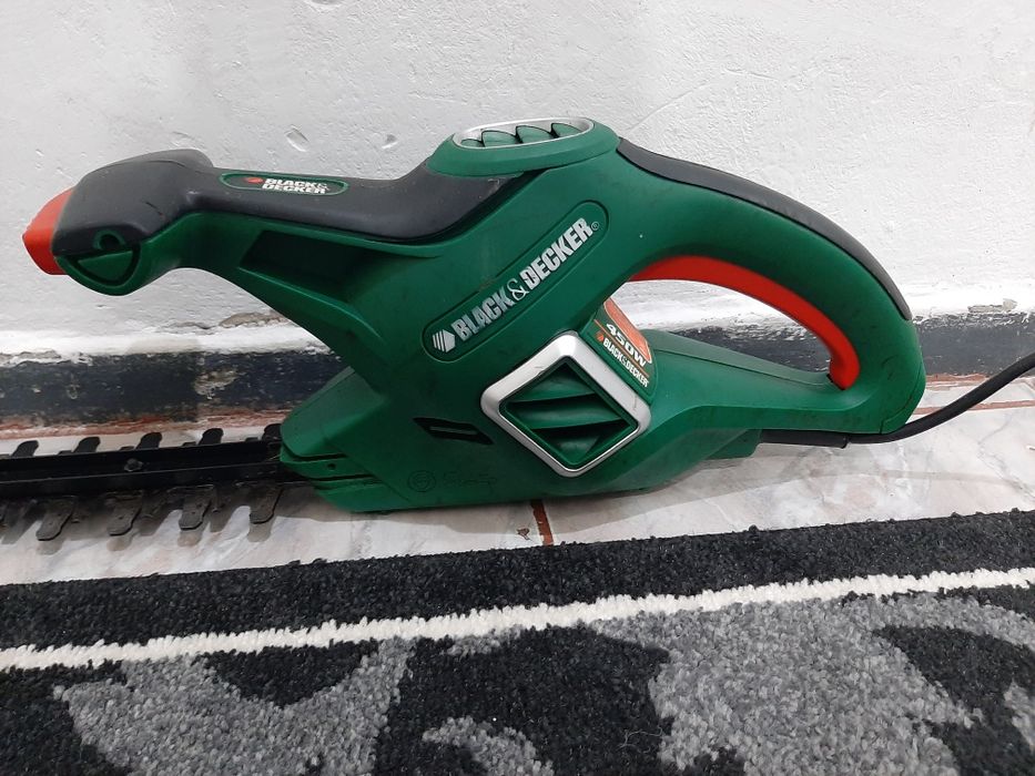 Vând mașină de tuns garduri viu