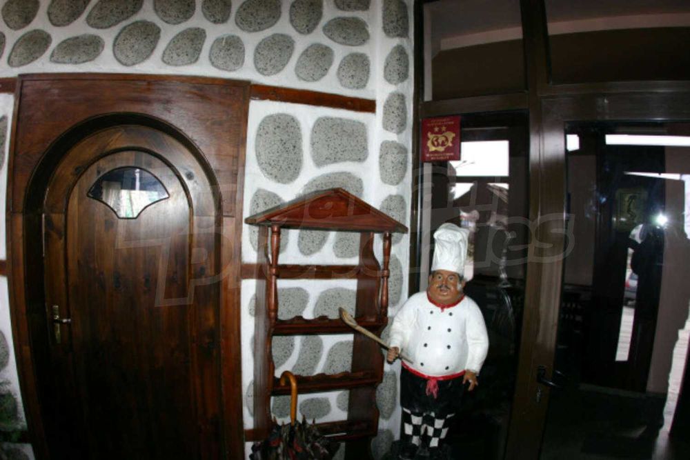 Дава се под наем Заведение в Банско - 500 кв.м за 1250 € - Снимка #1