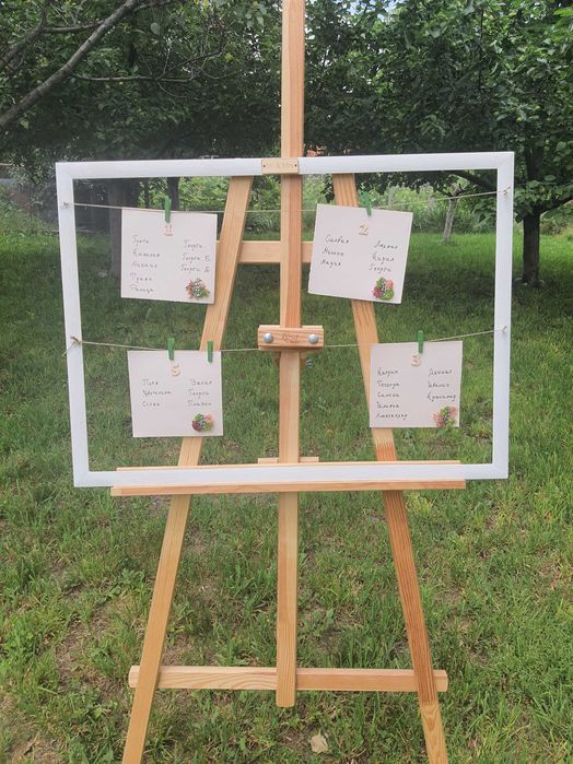 Сватбена декорация- букет за кола рамка за снимки и разпределение маси