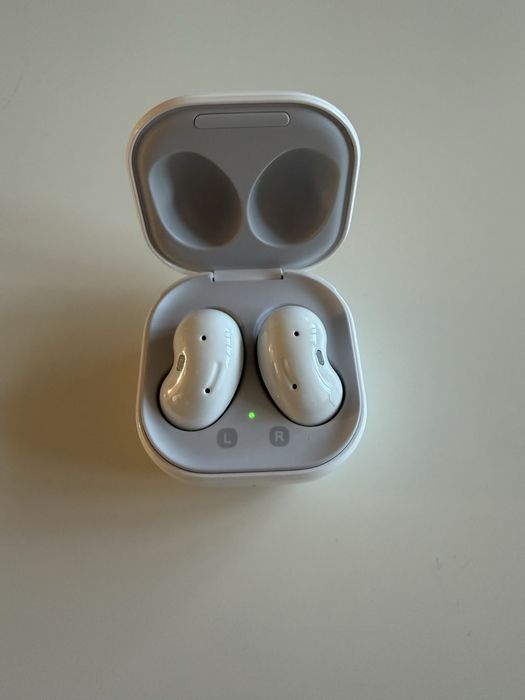 Продавам Samsung Galaxy A53, Watch 4, Buds Live