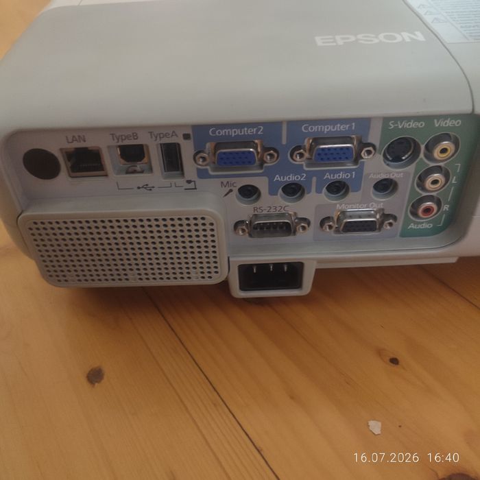 Яркий проектор Epson EB-825.