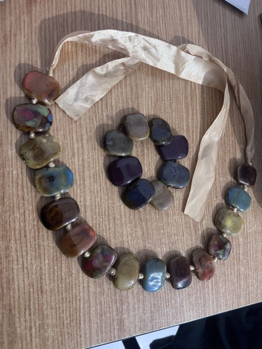 Vand set colier si bratara cu pietre