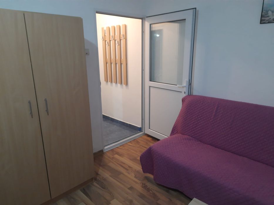 Închiriez apartament, garsoniera.