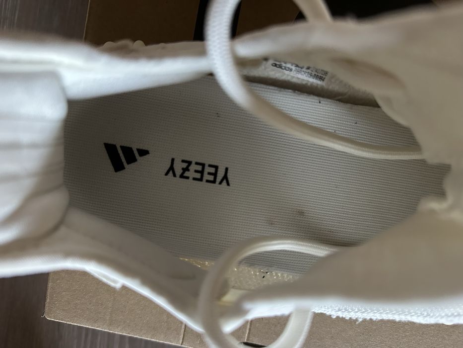 Yeezy 350V2 Bone, marime 42.5