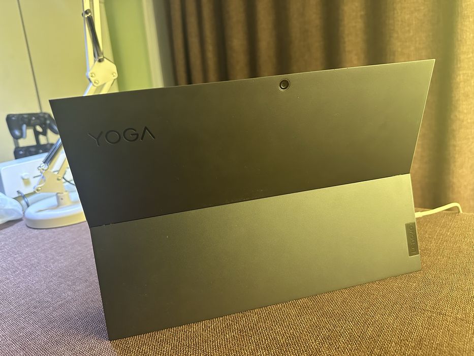 Lenovo Yoga.