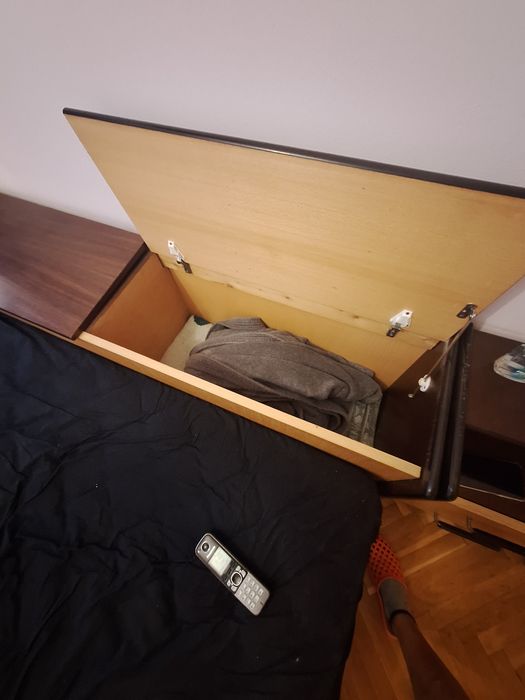 Продавам спалня с две ракли, 2бр. Шкафчета и тоалетка