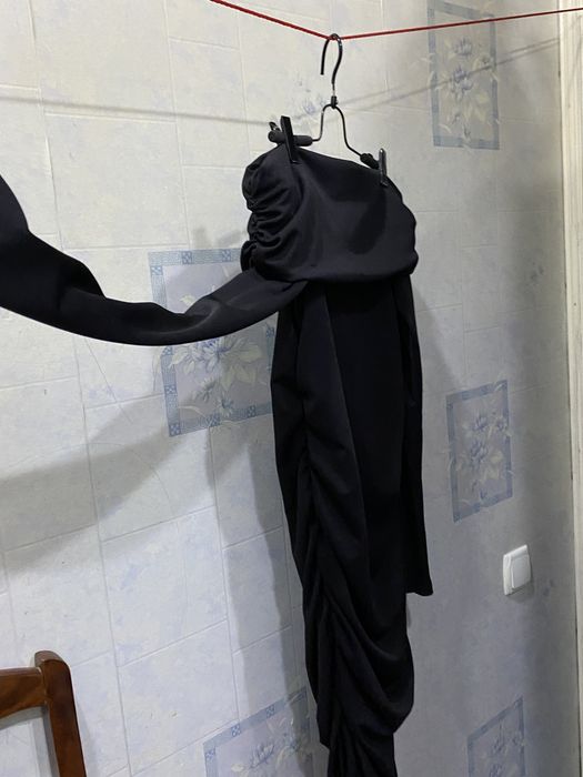 черное платье с драпировкой по бокам