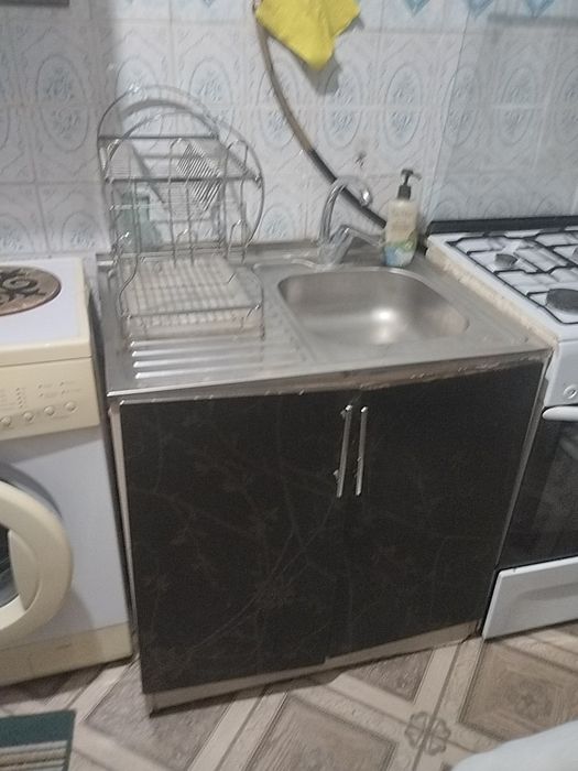 Отдам даром кухонный шкаф и диван