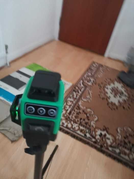 Nivela laser cu Trepied Autonivelare ,telecomanda ,acumulator portabil