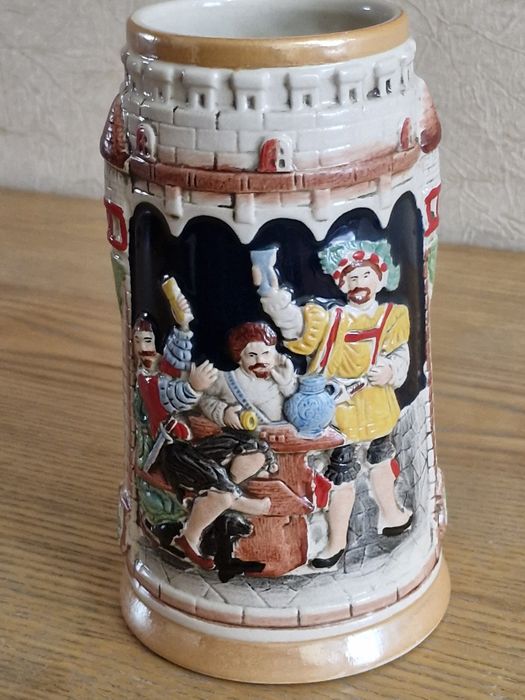 Кружки пивные керамика, стекло.