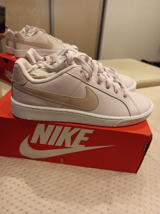 Дамски спортни обувки Nike