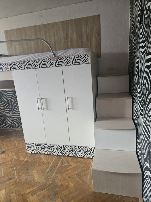 Двуетажни легла с вградени гардероби