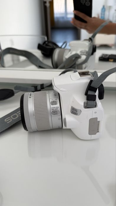 Camera Canon EOS 250D