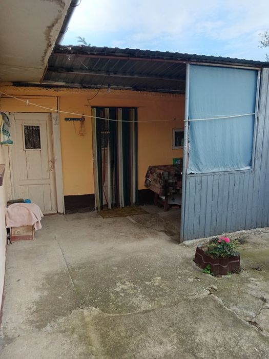 Vind casă zona Ploieștiori , preț 82700 euro.