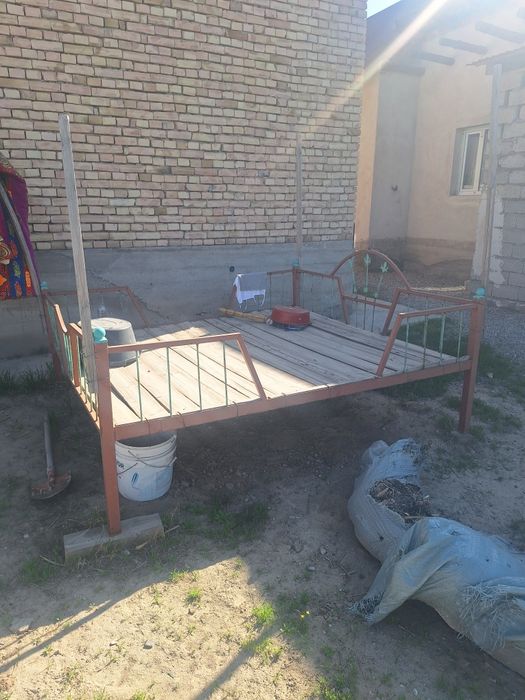 Тапчан сатылады.