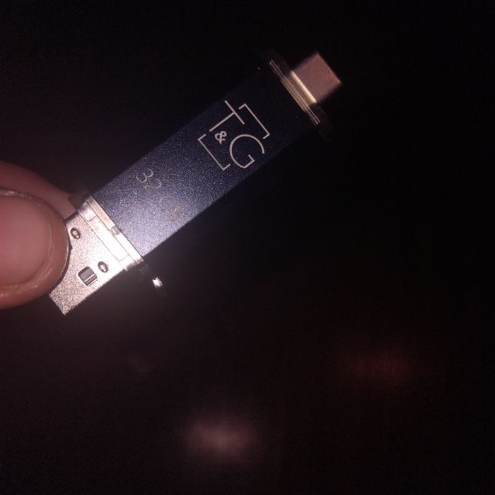 Vând un stik usb 32 gb