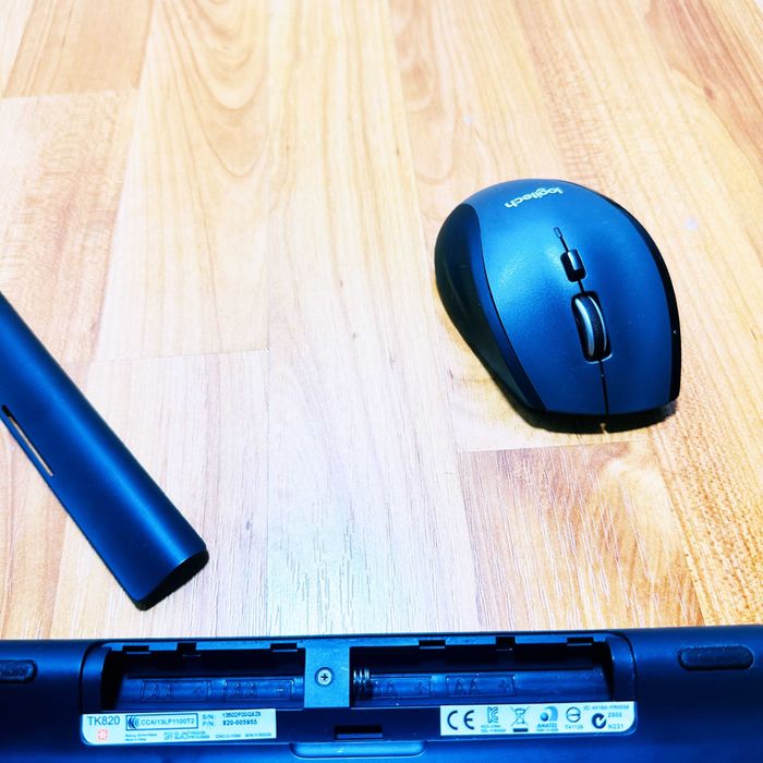 Set Logitech Wireless – Tastatură TK820 cu Touchpad + Mouse M705