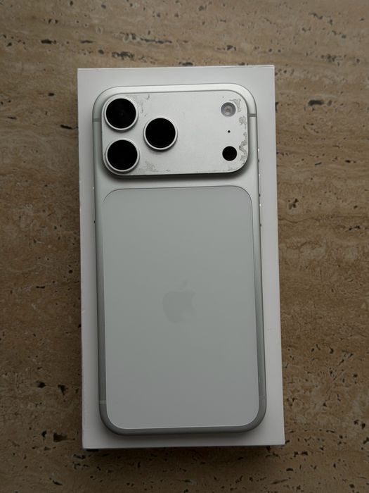 Продам iphone 17 pro max,в цвете silver на 512 гб