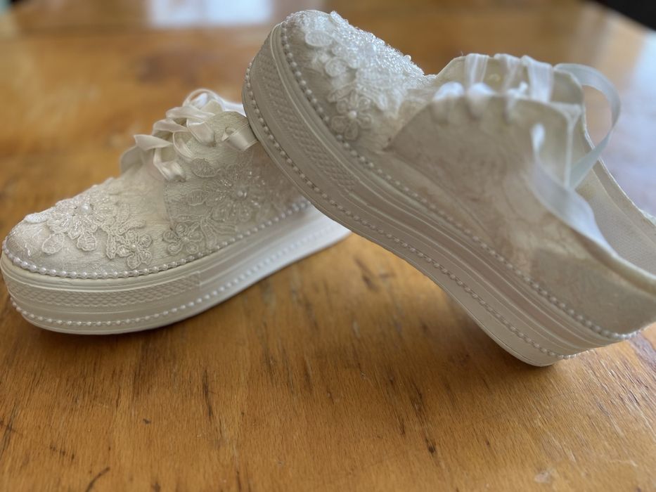 Чисто бели обувчици