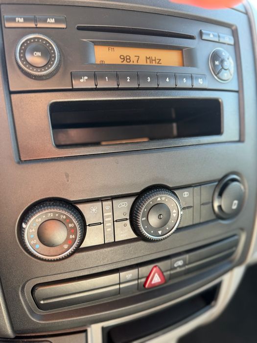 Mercedes sprinter de 5tone.se conduce cu C