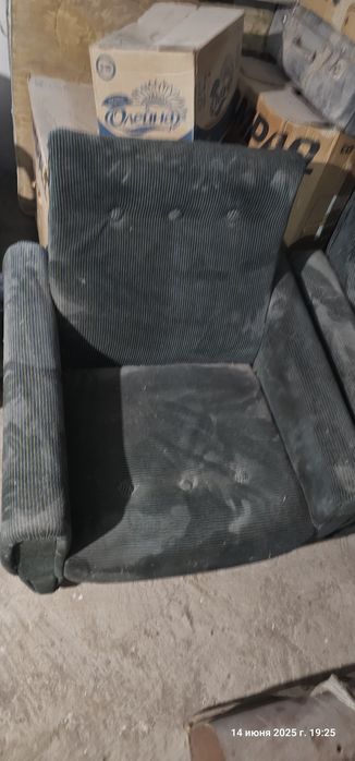 Продам два кресла мягкие