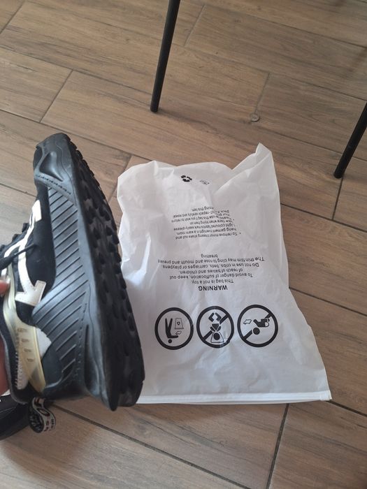 Vând urgent off white odsy negri