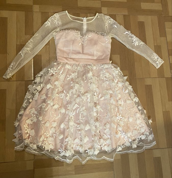 Rochie scurtă roz prăfuit cu aplicații florale 3D și mâneci tulle – Mărimea S
