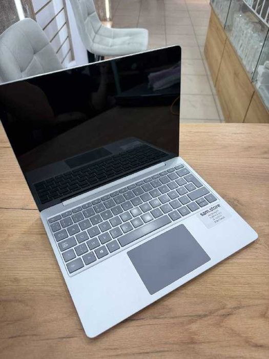 Microsoft Surface Laptop Go — i5-10th / 8GB / 256GB