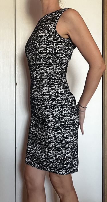 Рокля елегантна, много стилна , официална.