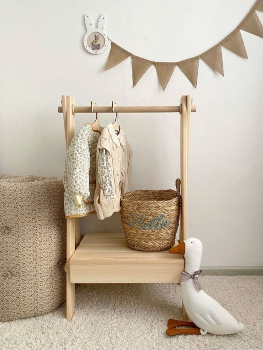 Деревянная вешалка для детской комнаты