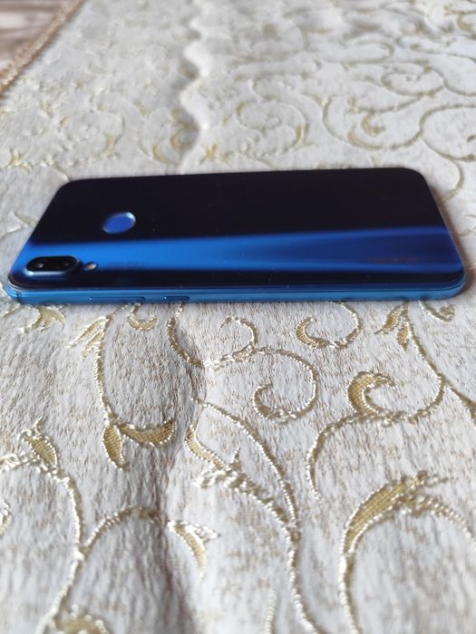 Продавам смартфон Huawei p20lite