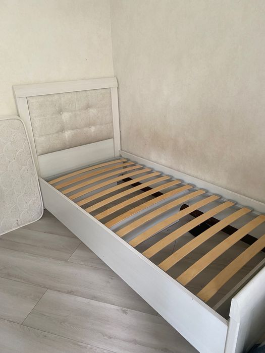 Кровать с матрасом