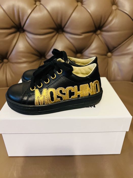 Adidasi MOSCHINO, negri