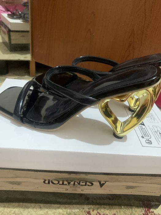 Новые босоножки 38 р