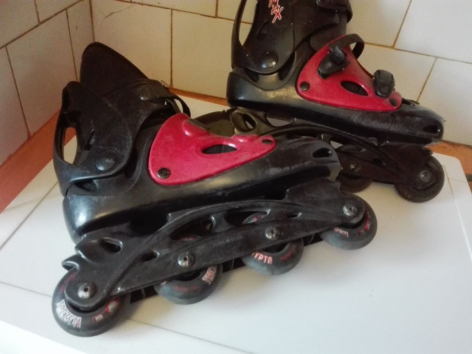 Фотоапарат AGFA , италиянски ролери и ветроупорен фенер.