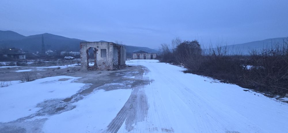 Inchiriez teren betonat