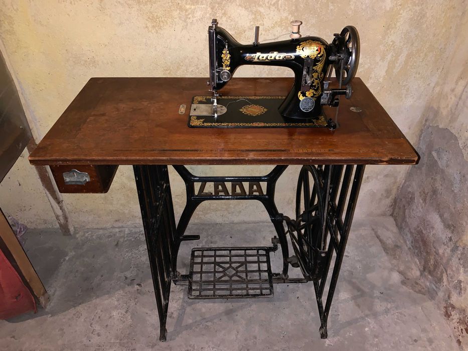 Старинна луксозна винтидж крачна шевна машина Lada Sobeslav 1930г