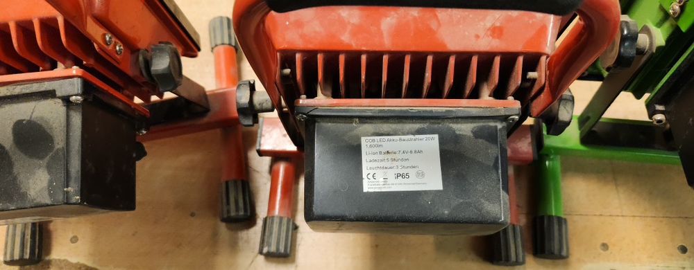 Vand becuri cu led pe bateri litiu ion