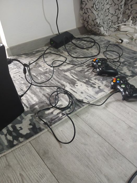 Consolă Xbox 360 S (Slim) + 2 Manete + Joc GTA 5 Complet (2 Discuri)