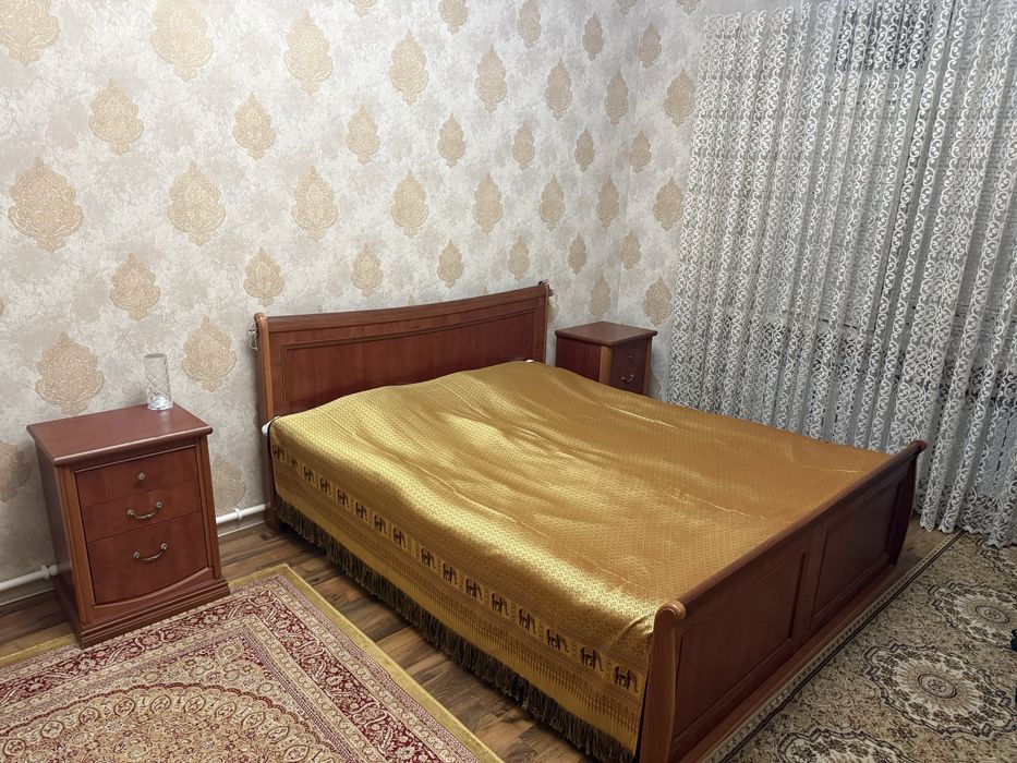 Спальний гарнитур б/у:цвет орех шифонер,тупмбочки,тримо