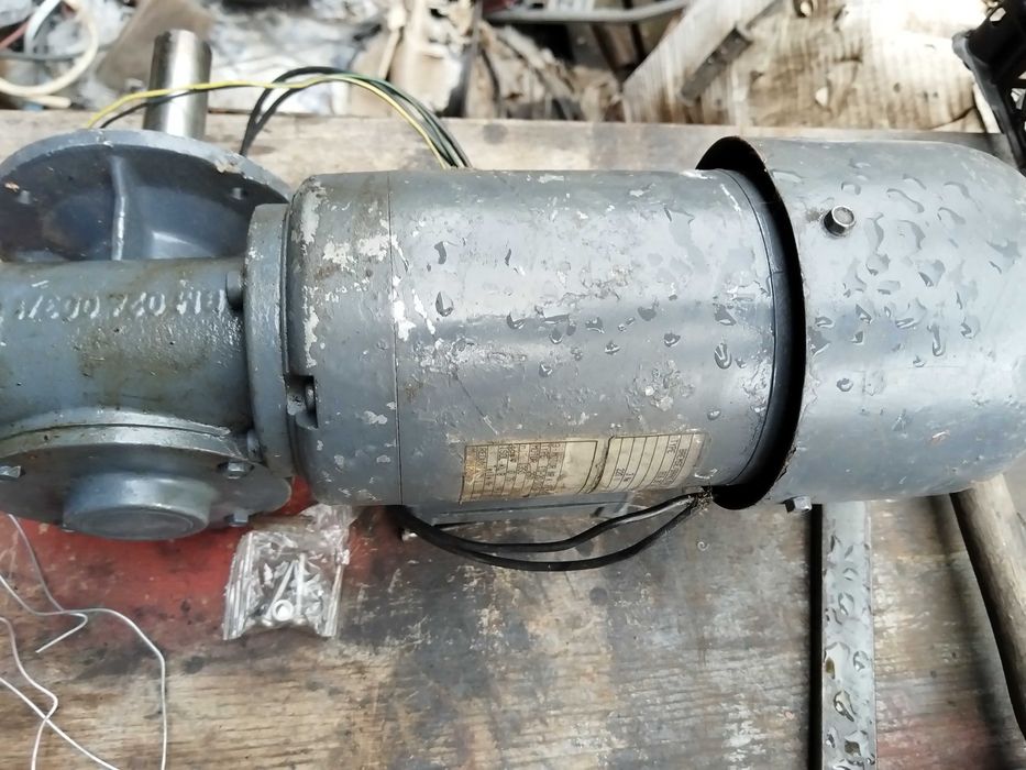 Motor electric cu reductor 90 rpm