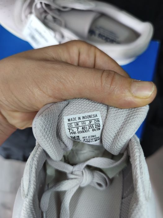 Adidașii noi cu etichetă