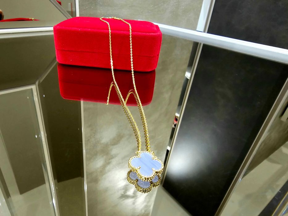 Van Cleef & Arpels VCA Gold Chalcedony Alhambra Clover Дамско Колие