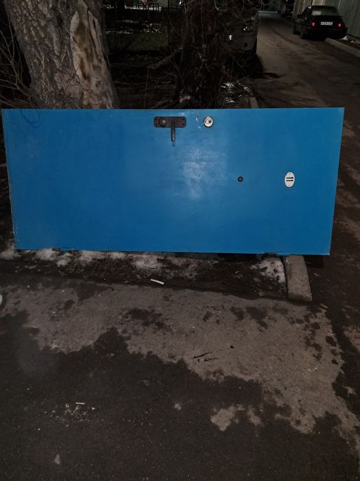Продаю металлическую дверь б/у