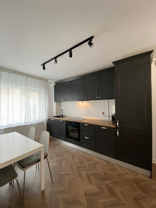 Apartament modern cu 3 camere de inchiriat , ultracentral, etaj 2/4 Craiova