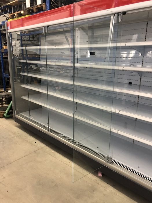 Хладилна витрина със стъклени врати.