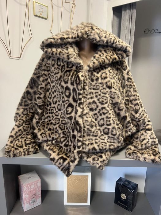 Jachetă Blană Ecologică Leopard cu Glugă – Mărime Universală(croială lejeră, potrivită S - XL)