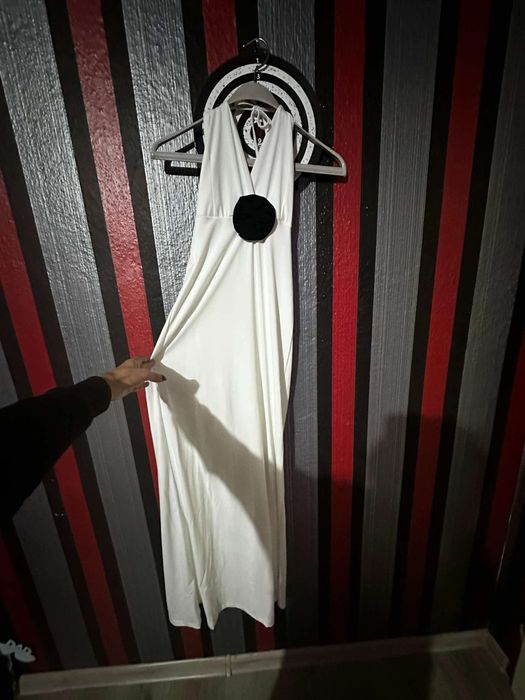 Елегантна бяла рокля